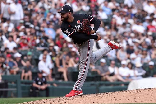 <yonhap photo-1502=""> CHICAGO, ILLINOIS - MAY 25: Simeon Woods Richardson #24 of the Minnesota Twins pitches during the eighth inning against the Chicago White Sox at Rate Field on May 25, 2026 in Chicago, Illinois. Geoff Stellfox/Getty Images/AFP (Photo by Geoff Stellfox / GETTY IMAGES NORTH AMERICA / Getty Images via AFP)/2026-05-26 06:24:04/ <저작권자 ⓒ 1980~2026 ㈜연합뉴스. 무단 전재 재배포 금지, AI 학습 및 활용 금지></yonhap>