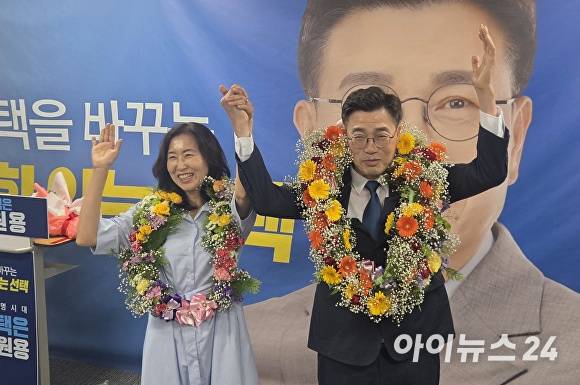 제9회 전국동시지방선거 평택시장선거에서 당선된 민주당 최원용 당선인이 배우자와 기념촬영을 하고 있다. [사진=임정규 기자]