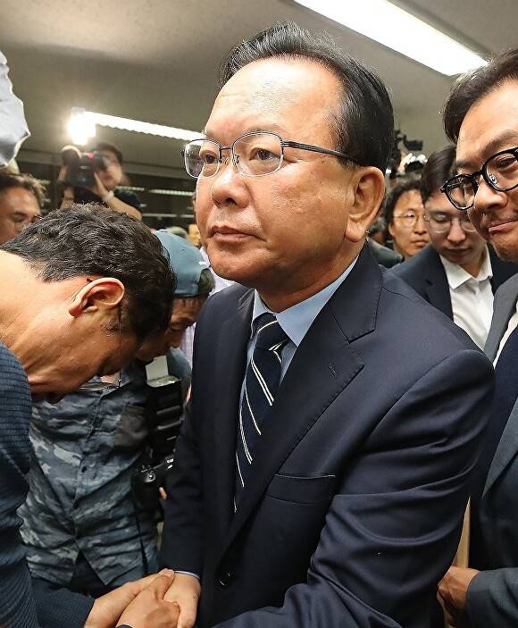 낙선 후 지지자에게 인사하는 김부겸 후보 [사진=연합뉴스]
