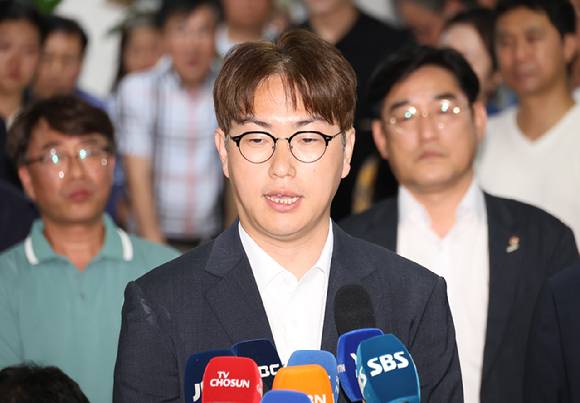 더불어민주당 하정우 부산 북갑 국회의원 보궐선거 후보가 4일 부산 북구 선거사무소에서 패배를 인정하는 입장을 밝히고 있다. 2026.6.4 [사진=연합뉴스]