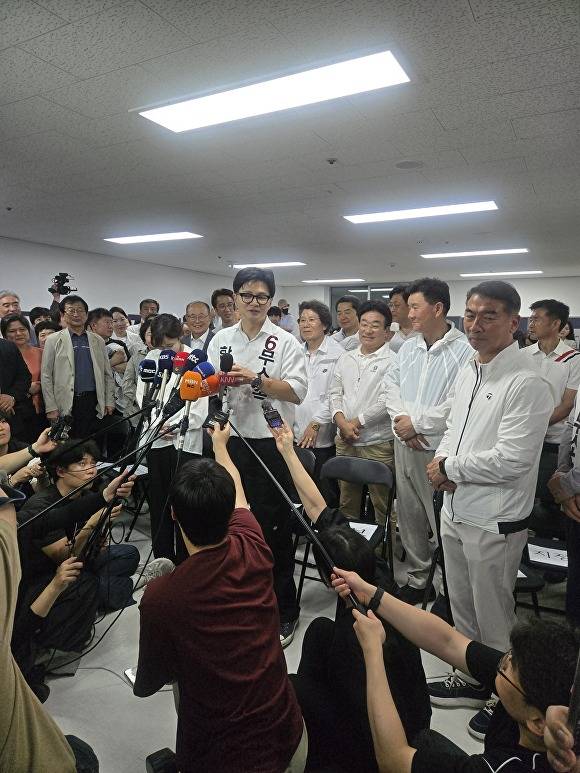 한동훈 부산 북구갑 국회의원 보궐선거 무소속 후보가 당선이 확실시된 이후 언론과 인터뷰를 하고 있다. [사진=박성현 기자]