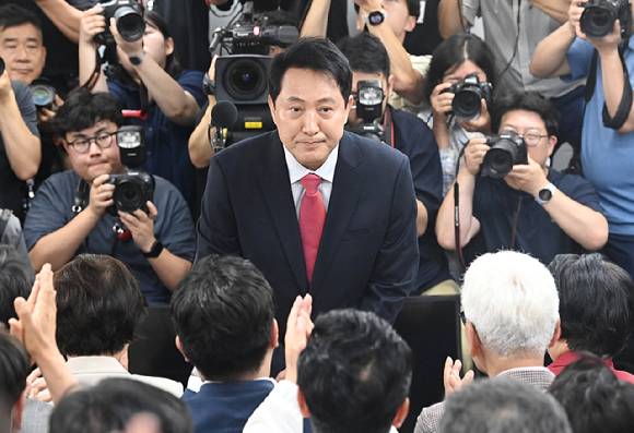 국민의힘 오세훈 서울시장 후보가 제9회 전국동시지방선거일 다음날인 4일 서울 종로구 대왕빌딩에 마련된 선거사무소에서 입장을 밝힌 뒤 지지자들에게 인사하고 있다. [사진=곽영래 기자]