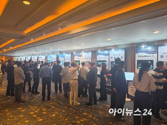 4일 서울 소공동 롯데호텔에서 열린 'K-AI반도체 성장포럼' 참관객들이 현장에 마련된 상용화 사례 부스를 관람하고 있다. [사진=윤소진 기자]