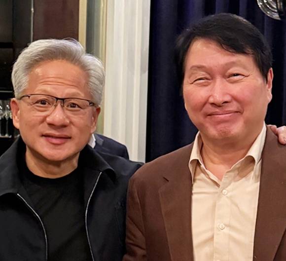왼쪽부터 젠슨 황 엔비디아 CEO와 최태원 SK그룹 회장이 지난 1일 대만 타이베이 모처에서 따로 만나 회동하고 기념사진을 찍고 있다. [사진=SK하이닉스 공식 인스타그램]