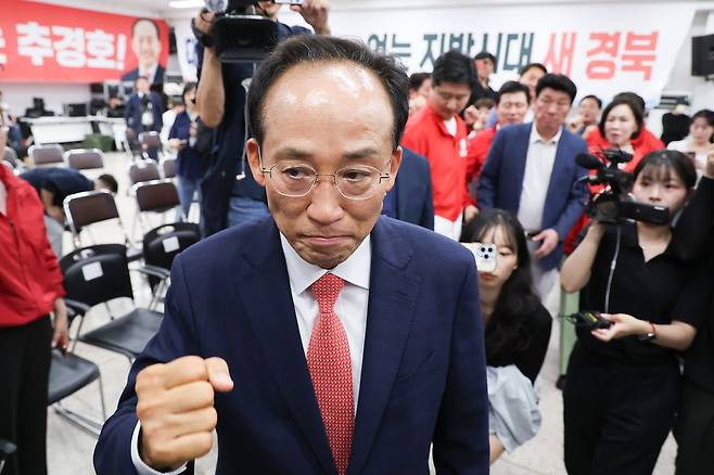 추경호 국민의힘 대구시장 후보가 3일 대구 수성구 국민의힘 대구광역시당에서 방송3사 출구조사를 본 후 건물을 나서고 있다.뉴스1