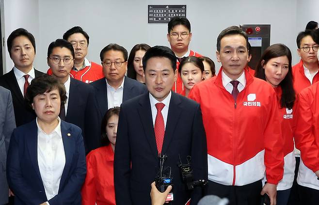 장동혁 국민의힘 대표(가운데)가 3일 밤 경기도 과천 중앙선거관리위원회를 방문해 노태악 위원장과 면담한 뒤 발언하고 있다. [뉴스1]