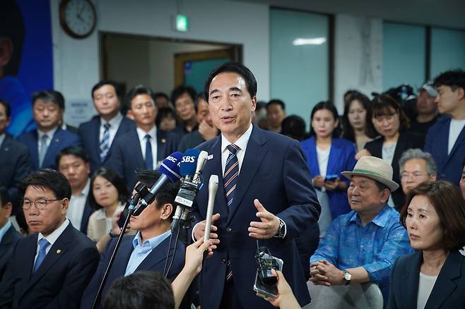 더불어민주당 박수현 충남지사 당선인이 4일 새벽 충남 천안시 선거사무실에서 당선 인터뷰를 하고 있다. [사진 박수현 캠프]