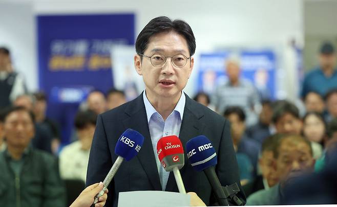 김경수 더불어민주당 경남지사 후보가 6·3지방선거 이튿날인 4일 오전 경남 창원시 성산구 자신의 선거 사무소에서 ″선거 (패배) 결과를 겸허히 받아들인다″고 말하고 있다. 연합뉴스