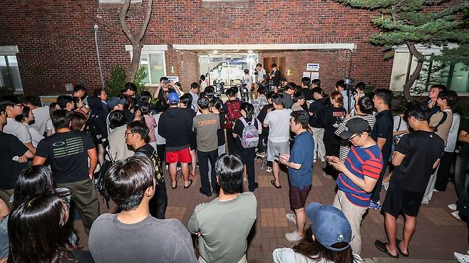 제9회 전국동시지방선거일인 3일 투표용지 부족 사태로 투표 시간이 오후 10시까지 연장된 서울 송파구 잠실7동 제2투표소 앞에 취재진과 유권자들이 모여있다. 뉴스1