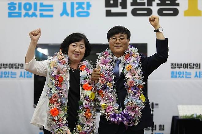 변광용 당선인이 당선 직후 아내와 함께 승리를 기뻐하고 있다. 연합뉴스