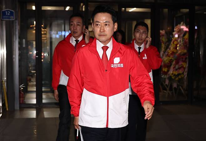 장동혁 국민의힘 대표가 3일 오후 서울 여의도 국민의힘 중앙당사에서 투표용지 관련 브리핑을 마친 뒤 중앙선관위원회로 향하고 있다. 임현동 기자