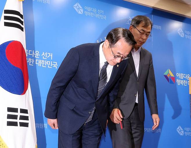 허철훈 중앙선거관리위원회 사무총장과 윤재수 선거정책실장은 지난 3일 투표용지 부족 사태에 대해 대국민 사과를 했지만, 여야 모두 단순한 사과로 끝날 일이 아니라며 진상규명을 요구하고 있다. 뉴스1