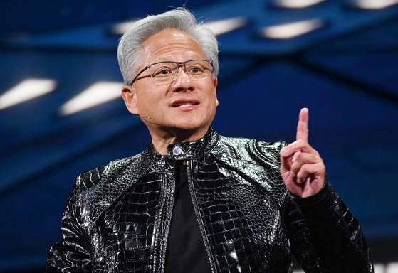 젠슨 황 엔비디아 최고경영자(CEO)가 지난 1월 미국 네바다주 라스베이거스 퐁텐블루에서 열린 엔비디아 CES 2026 라이브에서 특별연설을 하고 있다. 사진공동취재단