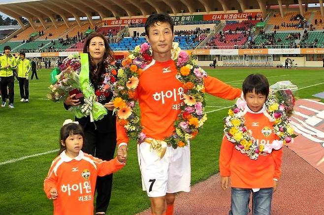 ▲ 강원FC 이을용이 2011년 10월 23일 강릉종합운동장에서 열린 은퇴식 이후 아들 이태석과 관중석을 돌며 팬들에게 인사하고 있다.  연합뉴스
