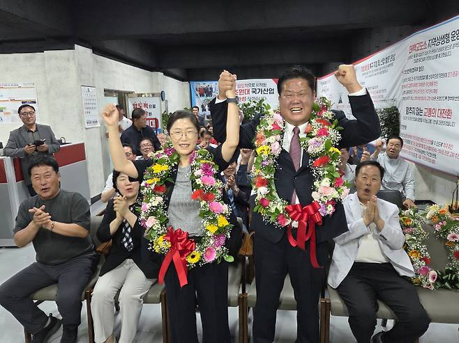 ▲ 6·3 지방선거에서 태백시장에 당선된 이상호 당선인이 3일 오후 선거사무소에서 당선이 확실시되자 부인 허유자 씨와 함께 환호하고 있다.  박창현 기자