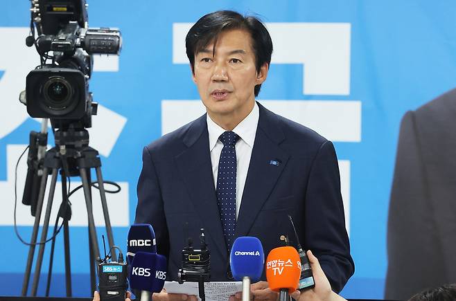 ▲ 경기 평택을 국회의원 재선거에 출마한 조국혁신당 조국 후보가 4일 경기도 평택시 선거사무소에서 선거 패배를 인정하고 있다. 2026.6.4 연합뉴스