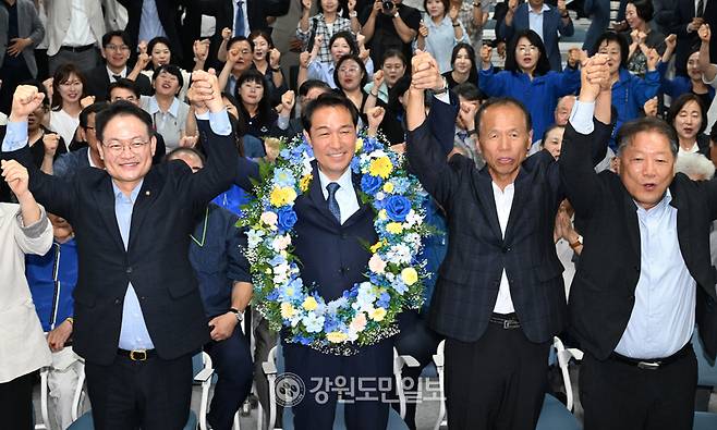 ▲ 제9회 전국동시지방선거에서 강원도지사에 당선된 우상호 더불어민주당 후보가 더불어민주당 도당에서 지지자들의 축하를 받고 있다. 김정호 기자