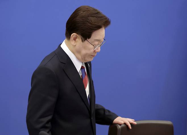 ▲ 이재명 대통령이 4일 청와대에서 열린 수석보좌관회의에서 국민의례를 마친 뒤 착석하고 있다. 청와대통신사진기자단
