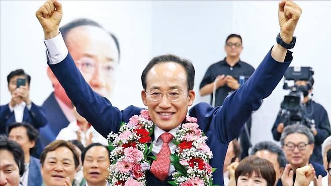 추경호 국민의힘 대구시장 후보가 4일 대구 수성구 선거사무소에서 당선을 확정한 뒤 양팔을 들어 인사하고 있다.  /뉴스1