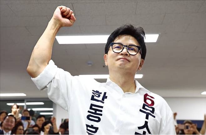 한동훈 무소속 부산 북구갑 국회의원 후보가 4일 새벽 당선이 확정되자 주먹을 들어올리고 있다.  /뉴스1