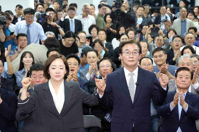 더불어민주당 전재수 부산시장 후보가 4일 부산 부산진구 선거사무소에서 당선이 확실시 되자 아내와 손을 맞잡고 있다. 연합뉴스