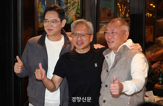 젠슨 황 엔비디아 최고경영자가 지난해 10월 30일 서울 강남구 깐부치킨 삼성점에서 이재용 삼성전자 회장, 정의선 현대차그룹 회장과 함께 ‘치맥’ 회동 후 기념촬영을 하고 있다. 권도현 기자