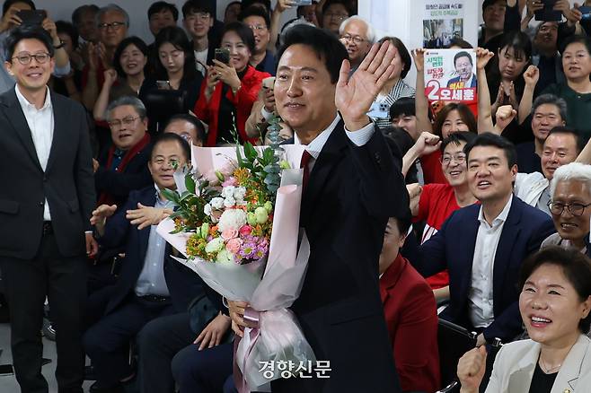 제9회전국동시지방선거에서 서울시장에 당선돼 서울시장 사상 첫 5선에 성공한 오세훈 국민의힘 서울시장 후보가 4일 서울 종로구 선거캠프에서 축하꽃다발을 들고 당선 세레머니를 하고 있다. 성동훈 기자