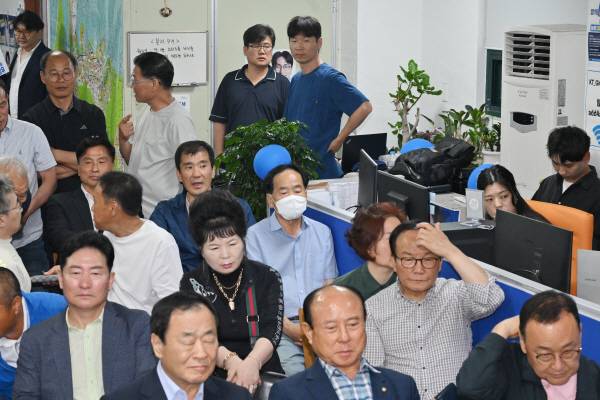 더불어민주당 하정우 국회의원 후보의 지지자들이 3일 부산시 북구 캠프에서, 개표방송을 시청하고 있다. 김정록 기자
