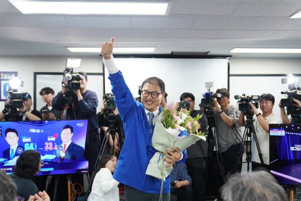 김상욱 더불어민주당 울산시장 당선인이 3일 밤 자정께 당선이 확실시되자 지지자들의 축하와 환호에 답하고 있다. 더불어민주당울산시당 제공