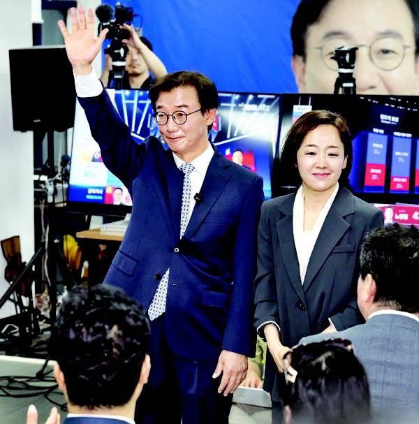 전재수 부산시장 당선인 인사- 더불어민주당 전재수 부산시장 당선인이 4일 새벽 당선이 확정되자 배우자 최혜진 여사와 함께 부산진구 선거사무소를 찾아 지지자들에게 인사하고 있다.   이원준 기자 windstorm@kookje.co.kr