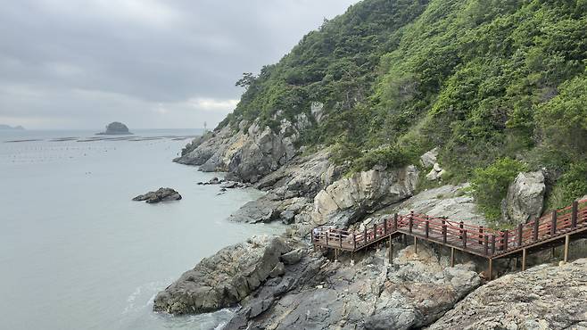 A trail along the coast in Ttangkkeut Village, Haenam County, South Jeolla, which serves as the starting point of the Seohaerang Trail and the final point of the Namparang Trail on the Korea Dulle Trail [WOO JI-WON]