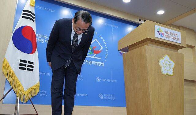 허철훈 중앙선거관리위원회 사무총장이 6·3 지방선거 본투표일인 3일 경기 과천 중앙선관위에서 투표용지 부족 사태 관련 대국민 사과를 하고 있다. 연합뉴스