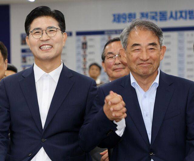 이원택(왼쪽) 더불어민주당 전북지사 후보가 3일 전북 전주시 민주당 전북도당 당사에서 윤준병 민주당 전북도당위원장의 손을 잡은 채 방송사 출구조사 결과를 지켜보며 웃고 있는 모습. 연합뉴스