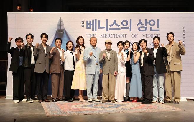 연극 ‘베니스의 상인’의 출연진이 지난달 서울 대학로에서 열린 기자간담회에서 포즈를 취하고 있다.   (c)파크컴퍼니
