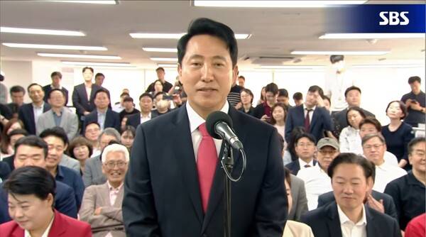 ▲오세훈 서울시장 당선자가 4일 오전 캠프로 나와 당선 소감을 발표한 뒤 기자회견을 하고 있다. 사진=SBS 영상갈무리