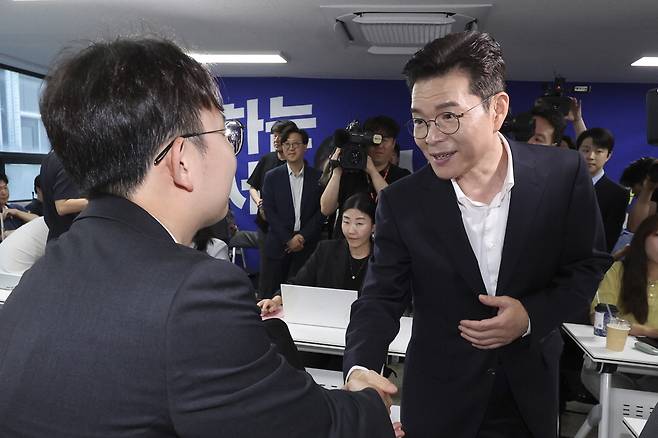 정원오 더불어민주당 서울시장 후보가 3일 서울 중구 세종대로 캠프에서 취재진과 인사를 나누고 있다. 한주형 기자