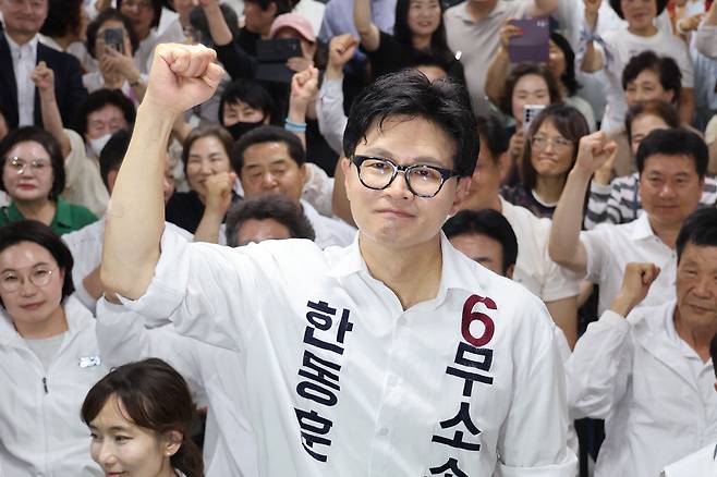 한동훈 무소속 부산 북갑 국회의원 후보가 4일 당선이 확정되자 주먹을 쥐고 있다. 뉴시스