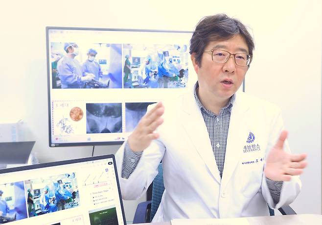조재호 연세암병원 교수가 매일경제와 인터뷰하며 브라키테라피 치료의 최신 트렌드에 대해 설명하고 있다. 그가 치료 과정에서 특히 신경쓰는 분야는 직장 등 주변 장기를 보호하는 기술이다. <심희진 기자>