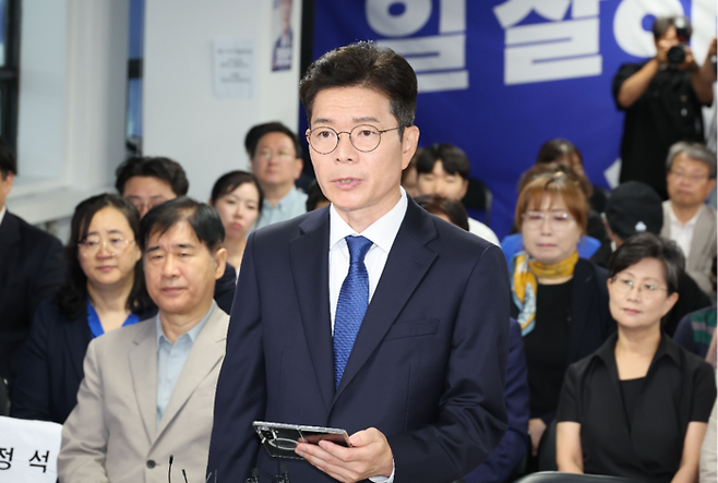 더불어민주당 정원오 서울시장 후보가 4일 서울 중구 세종대로 캠프에서 제9회 전국동시지방선거 관련 입장을 밝히고 있다. [연합뉴스]