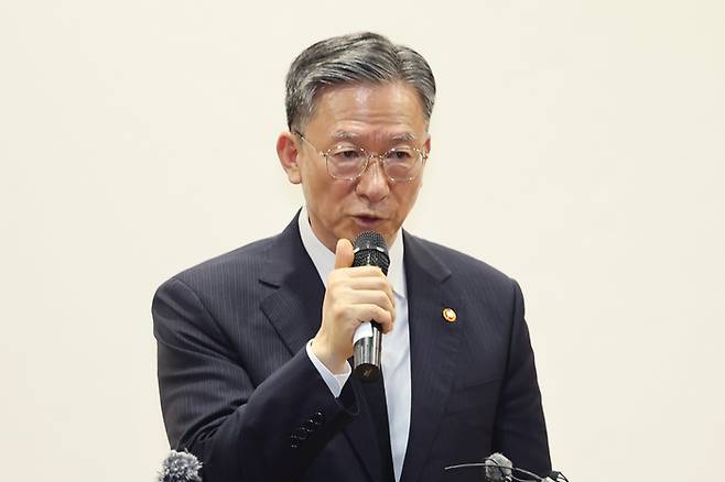 정성호 법무부 장관이 15일 광주 북구 운정동 국립5·18민주묘지를 찾아 참배한 뒤 발언하고 있다. [연합뉴스]