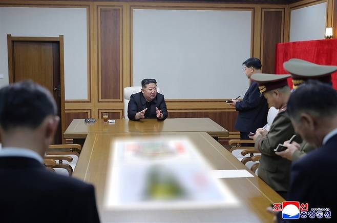 김정은 북한 국무위원장이 지난 3일 새로 조업한 핵물질 생산공장을 현지지도했다고 조선중앙통신이 4일 보도했다. [조선중앙통신·연합뉴스]