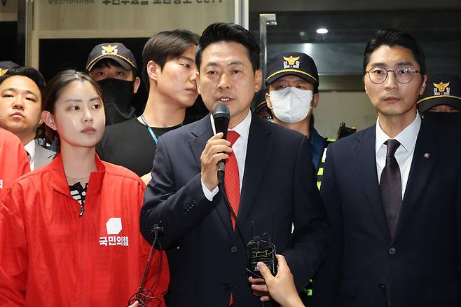 국민의힘 장동혁 상임선거대책위원장이 4일 6.3 지방선거 투표소 용지 부족 사태와 관련해 서울시선거관리위원회를 항의 방문한 뒤 발언하고 있다. [사진 출처 = 연합뉴스]