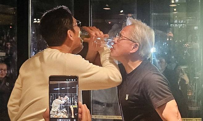 젠슨 황 CEO(오른쪽)와 이재용 회장이 ‘소맥 러브샷’을 하고 있다. [연합뉴스]