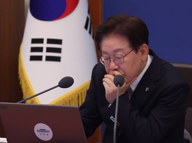 이재명 대통령이 4일 청와대에서 열린 수석보좌관회의에서 자료를 살펴보고 있다. 2026.6.4. 청와대사진기자단 김호영기자