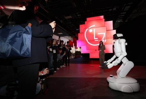 CES 2026 미국 네바다주 라스베이거스 컨벤션센터(LVCC) LG전자 부스에서 홈 로봇 ‘클로이드’가 인사하고 있다. [사진 = 연합뉴스]