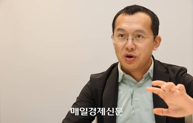 스타 쉬 OKX CEO가 4일 오후 여의도 코인원 본사에서 진행된 매일경제와의 인터뷰에서 발언하고 있다. [사진=김재훈 기자]