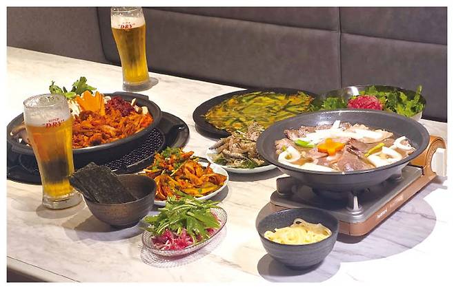 (위)중앙해장이 최근 일본 오사카에 일본 첫 매장을 열었다.
(아래)본점 본연의 맛을 유지하면서도 곰탕 등 현지화된 메뉴를 
추가해 내놓은 일본 중앙해장. (중앙해장 제공)