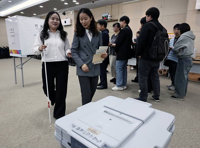 지난 4월10일 오후 서울 여의도 이룸센터에서 지방선거를 앞두고 중앙선거관리위원회 주최로 열린 장애인유권자 참정권 보장 정책간담회에 앞서 시각장애인 참가자가 모의사전투표 체험을 하고 있다.  /사진=뉴스1