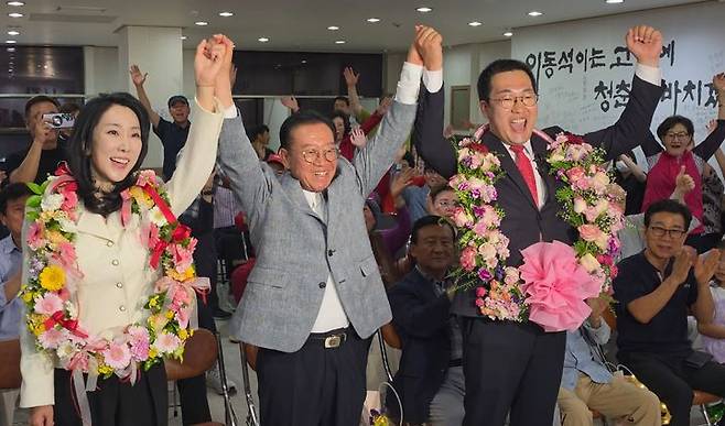 제9회 전국동시지방선거 충북 충주시장 선거가 개표 막판까지 승패를 알 수 없는 초접전 끝에 국민의힘 이동석 후보(사진 오른쪽)의 승리로 마무리됐다. 사진은 이 당선인이 환호하고 있는 모습./사진=뉴시스(이 당선인 제공)