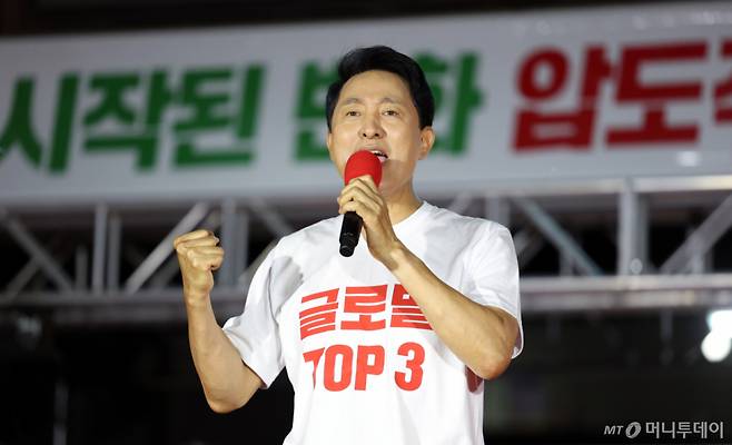 [서울=뉴시스] 전신 기자 = 오세훈 국민의힘 서울시장 후보가 2일 서울 서대문구 신촌역 스타광장에서 파이널 유세를 하며 지지를 호소하고 있다. 2026.06.02. photo1006@newsis.com /사진=전신